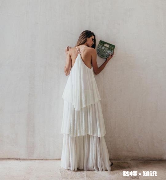 洛杉矶手提包品牌Cult Gaia旗下的竹篮包应该搭配什么样的衣服才时髦