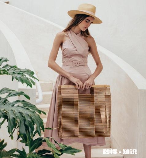 洛杉矶手提包品牌Cult Gaia旗下的竹篮包应该搭配什么样的衣服才时髦