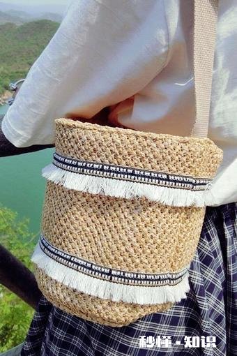 洛杉矶手提包品牌Cult Gaia旗下的竹篮包应该搭配什么样的衣服才时髦
