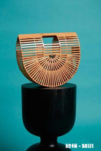 洛杉矶手提包品牌Cult Gaia旗下的竹篮包应该搭配什么样的衣服才时髦