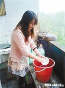 爸爸和妈妈离婚了，作为女儿你愿意跟当官的爸爸，还是农村的妈妈