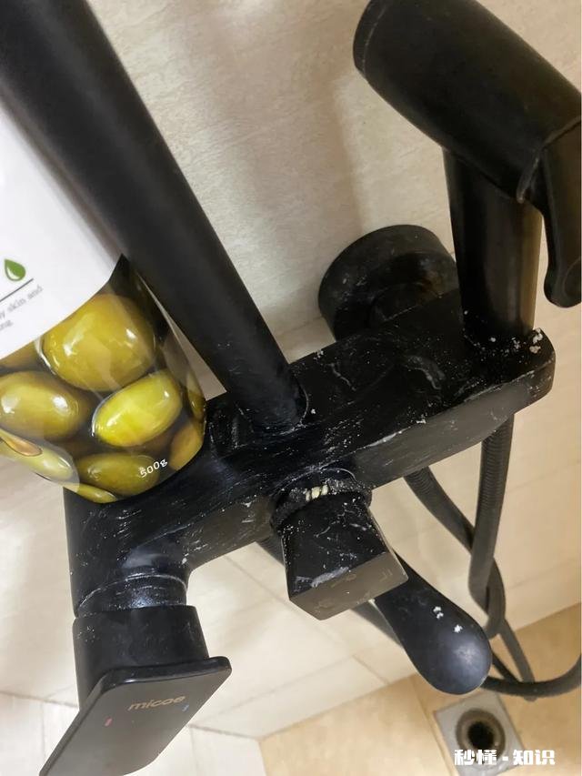 黑色台盆如何清洁水渍