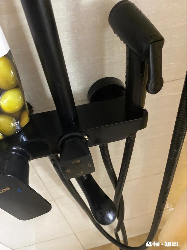 黑色台盆如何清洁水渍