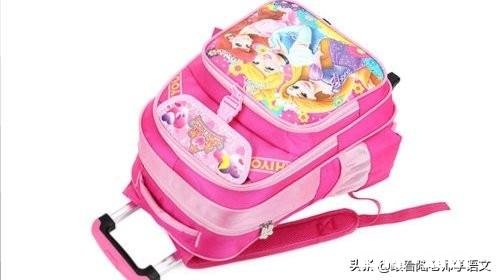 一个小学生的书包接近20近重，学校只发了三本书，为什么会这样