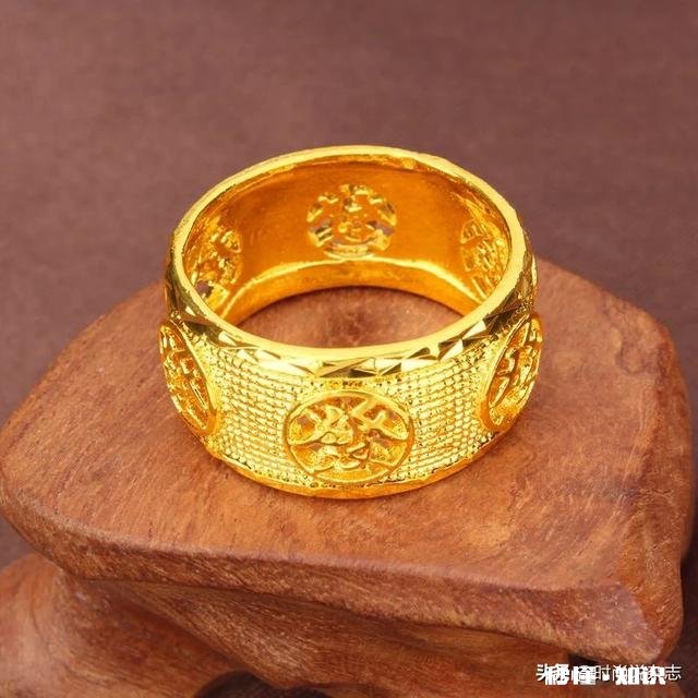 本人戴项链脖子过敏，不是金属过敏，就比如也不能穿高领毛衣，有没有什么适合我的项链推荐一下