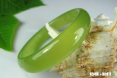 有人知道这是啥玉石吗地里挖出来的