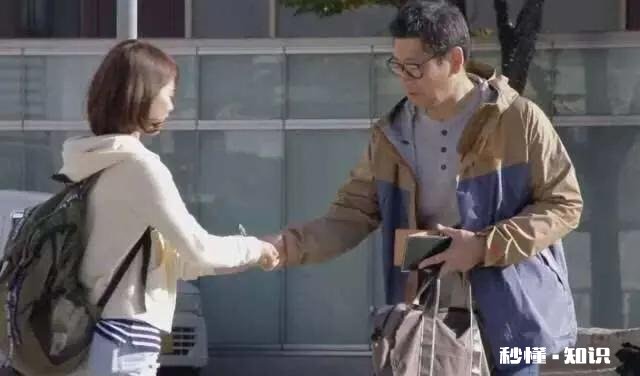 一对夫妻男的经常让女的去借钱，这男的该不该要