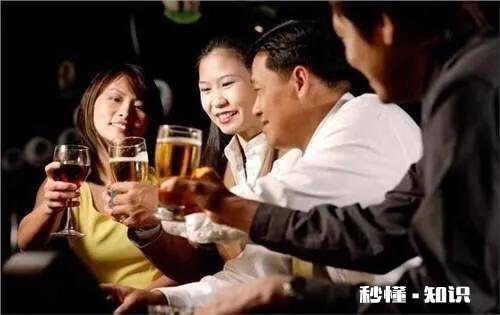 一对夫妻男的经常让女的去借钱，这男的该不该要