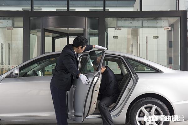 怎么样提醒别人轻点关车门