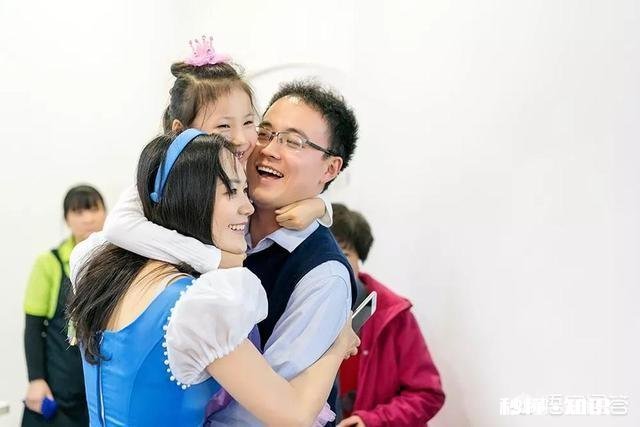 上联:家和为贵,下联:人孝领先