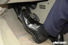 如果汽车在高速上遇到紧急情况，可以一脚踩死刹车吗为什么