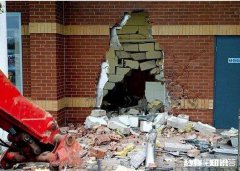 开发商因把我家电线垒在他墙里，三番五次强行垒墙，我把墙给砸了，属于犯罪吗