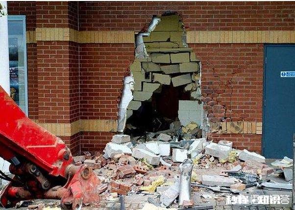 开发商因把我家电线垒在他墙里，三番五次强行垒墙，我把墙给砸了，属于犯罪吗