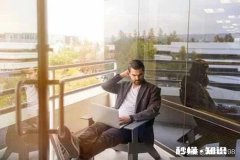 自媒体视频是录制的还是提前下载下来然后剪裁的