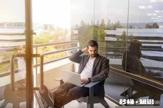 自媒体视频是录制的还是提前下载下来然后剪裁的