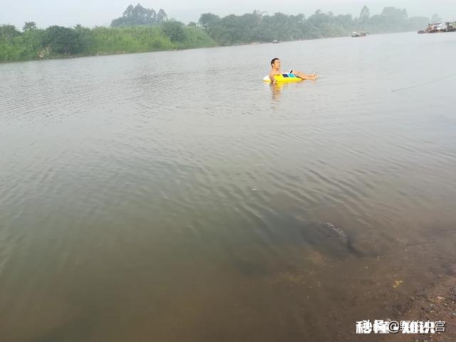 夏季夜钓，遇到过银环蛇爬到脚面上，如何避免银环蛇的的骚扰
