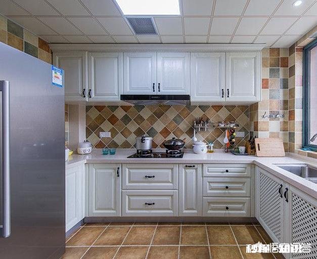 白色厨柜应配什么颜色的墙砖