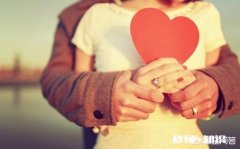 她 现在的你是否还会想起第一次牵手的他，那种一生铭记在心的感觉真的是爱情吗