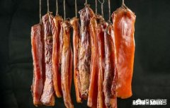 过年做腊肉，用柏树枝熏腊肉的现在多吗