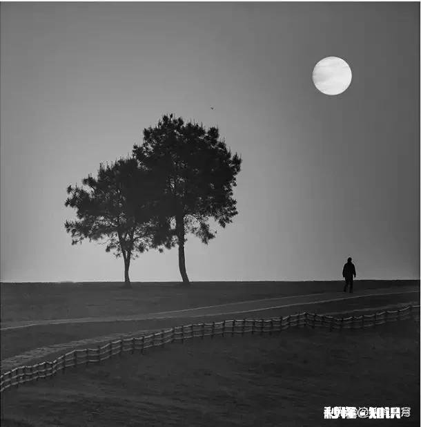 控制欲强，猜忌怀疑，无中生有的污蔑跟谁有关系了，他还不放手，怎么办