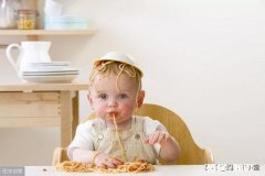 宝宝一岁半，婆婆每次喂吃饭必须看手机才吃，怎么改掉这个坏习惯