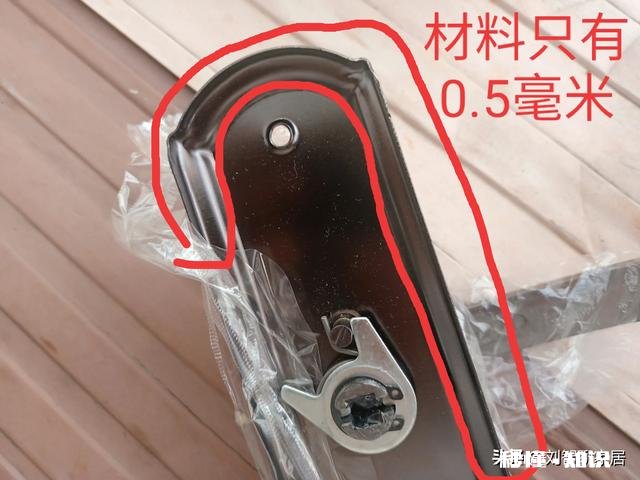 家里防盗门外拉手特别松，感觉快要断了一样，该怎么办