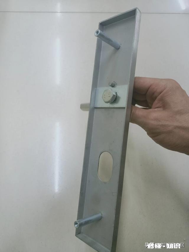 家里防盗门外拉手特别松，感觉快要断了一样，该怎么办