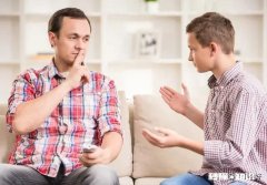 大学生儿子手机重度上瘾，除了睡觉，几乎机不离手、眼不离机，交流困难，父母怎么帮孩子