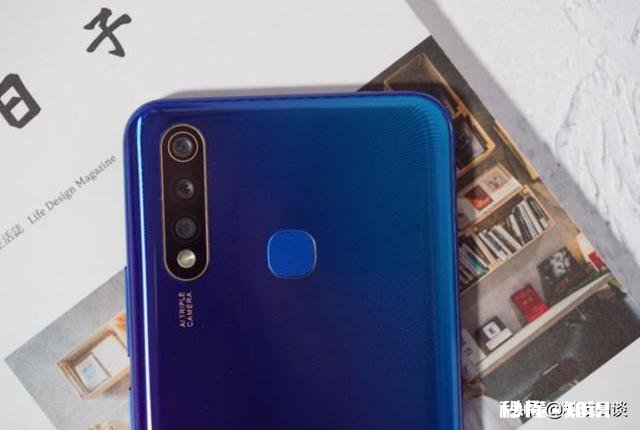 广大的条友们,一千一二买个什么手机好,能否推荐一下