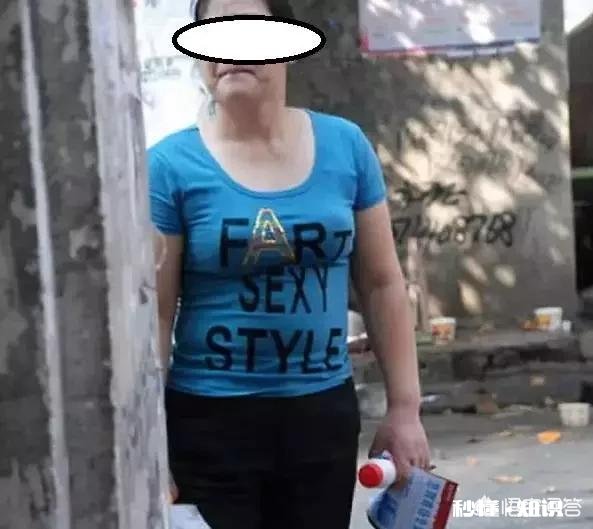 女士买了印有DIE的衣服，找商场评理，你怎么看