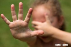 接送该给孩子拿书包吗