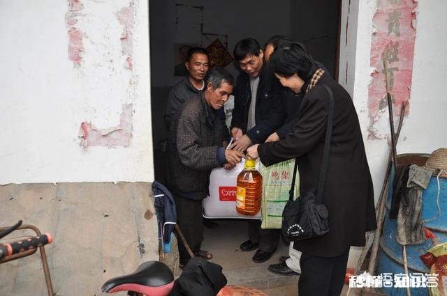 为什么有些非贫困户的人争着当贫困户为什么有些贫困户不愿意住安置点