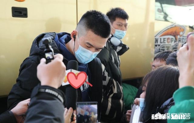 辽宁出征，领导和众多球迷送行，全队签名合影，怎么看他们氛围