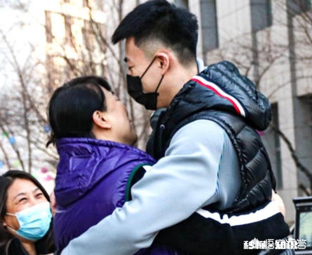 辽宁出征，领导和众多球迷送行，全队签名合影，怎么看他们氛围