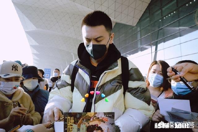 辽宁出征，领导和众多球迷送行，全队签名合影，怎么看他们氛围