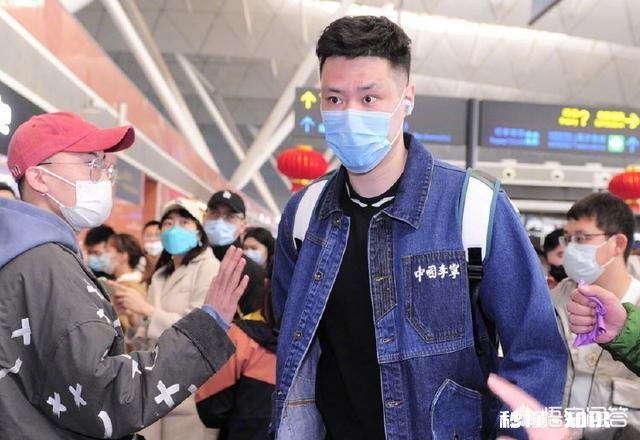 辽宁出征，领导和众多球迷送行，全队签名合影，怎么看他们氛围