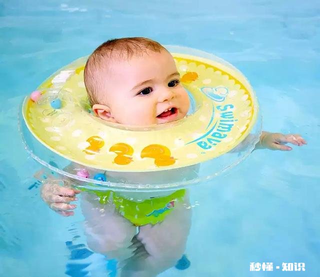 宝宝去母婴店洗澡游泳好还是在家自己给宝宝洗澡好