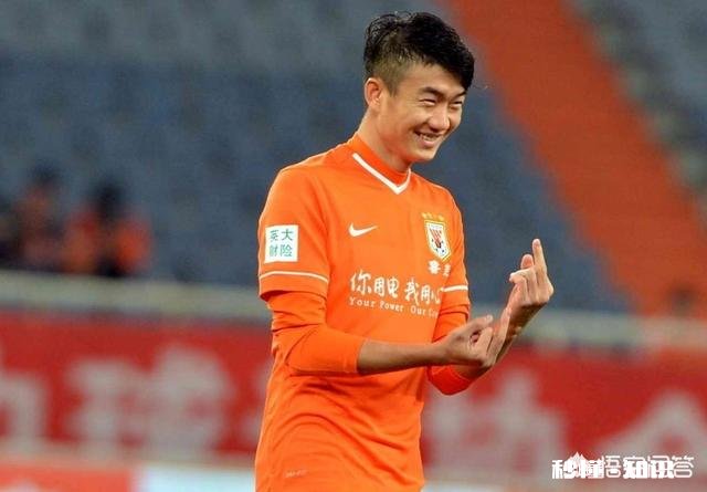 如何评价戴琳带伤为队友递水、拧瓶盖,鲁能球迷纷纷为他暖心之举点赞