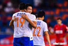 如何评价戴琳带伤为队友递水、拧瓶盖，鲁能球迷纷纷为他暖心之举点赞