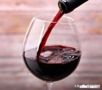 酒桌上有领导也有相识的长辈，先给谁敬酒才不会失礼