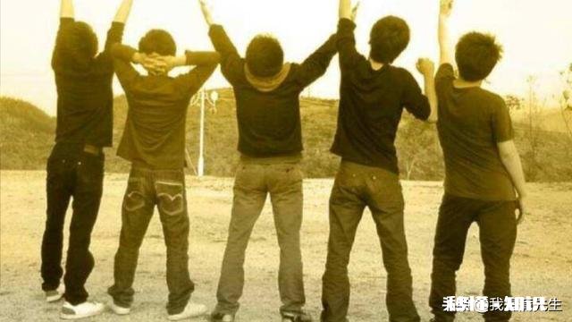 当朋友经济困难,你伸出援助之手,他拒绝偿还,你是怎么做的呢