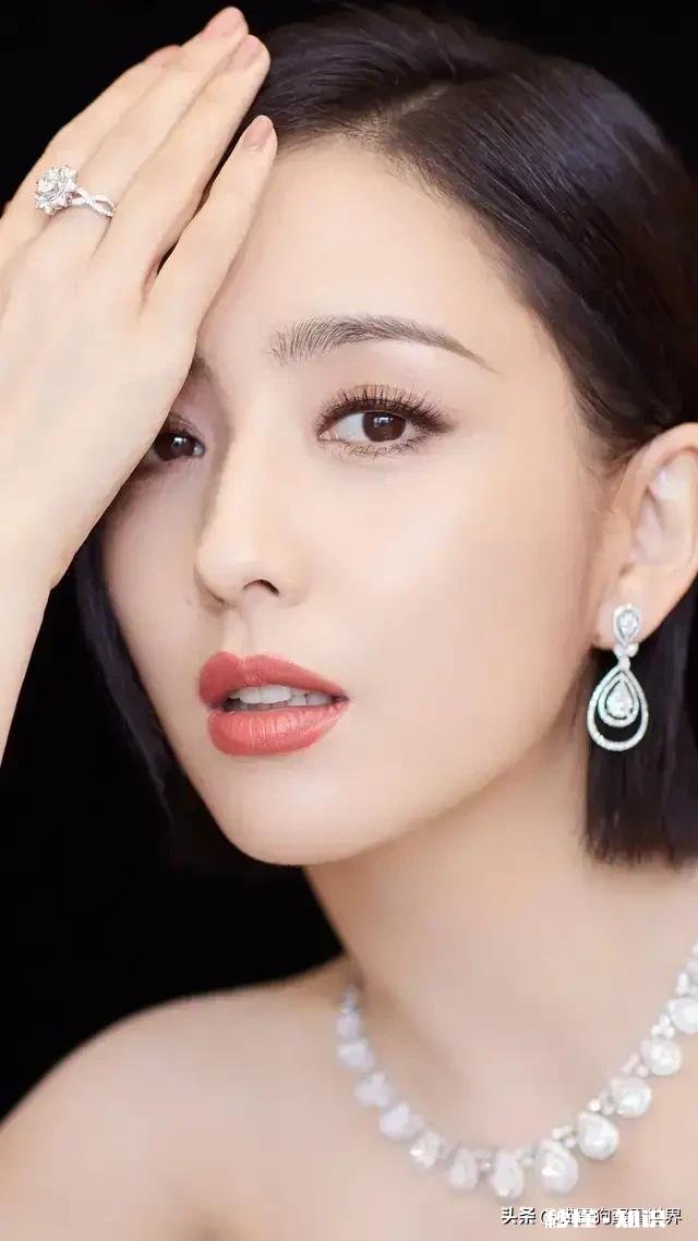 想知道屁股大腰细的女孩都穿什么牛仔裤