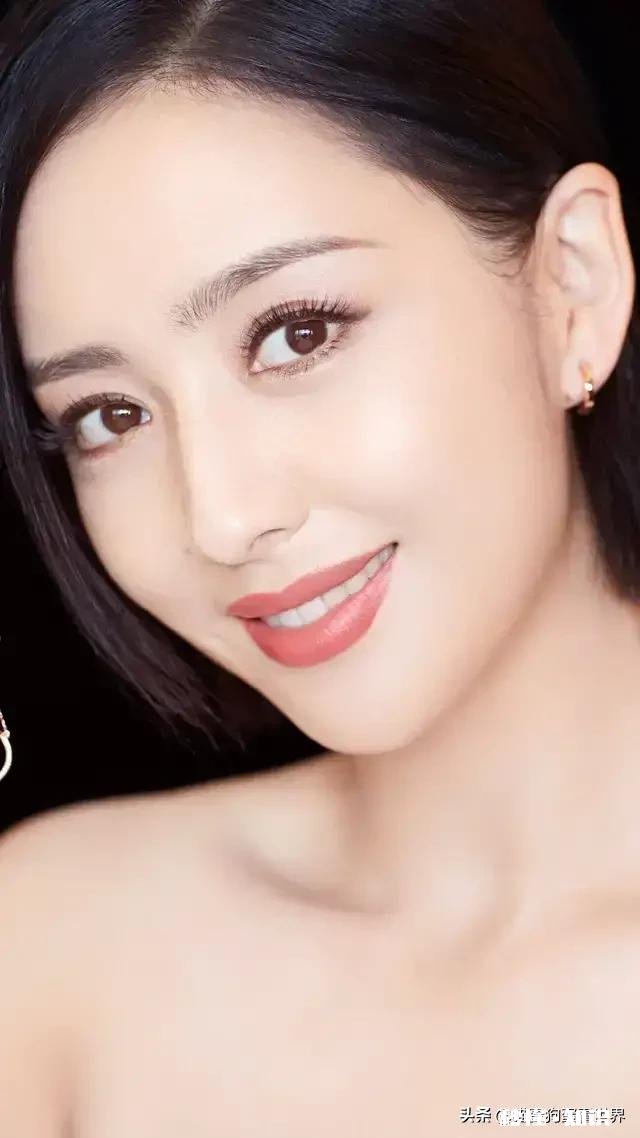 想知道屁股大腰细的女孩都穿什么牛仔裤