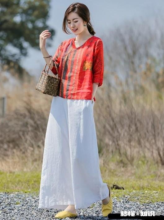 白色亚麻宽大衬衫型怎么搭配