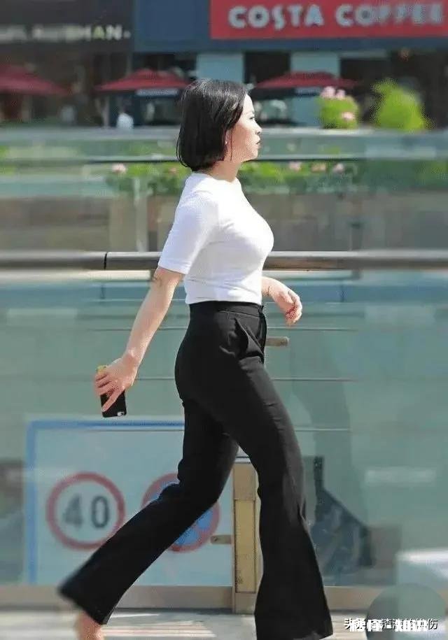 白色亚麻宽大衬衫型怎么搭配