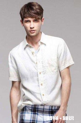 白色亚麻宽大衬衫型怎么搭配