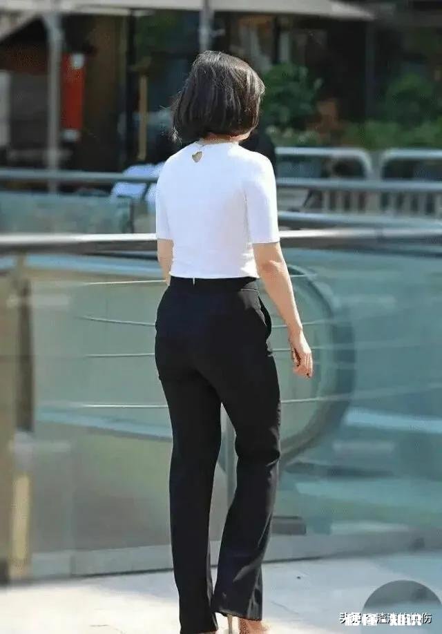 白色亚麻宽大衬衫型怎么搭配