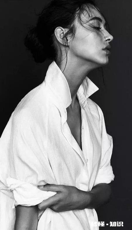 白色亚麻宽大衬衫型怎么搭配