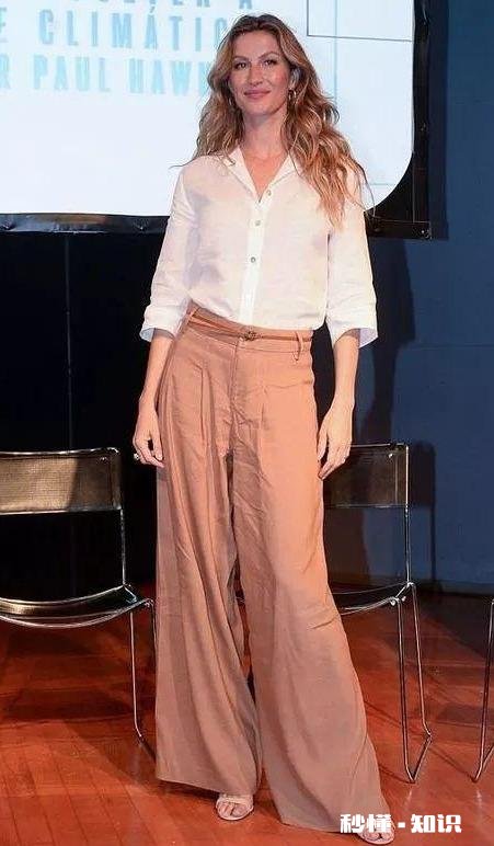 白色亚麻宽大衬衫型怎么搭配