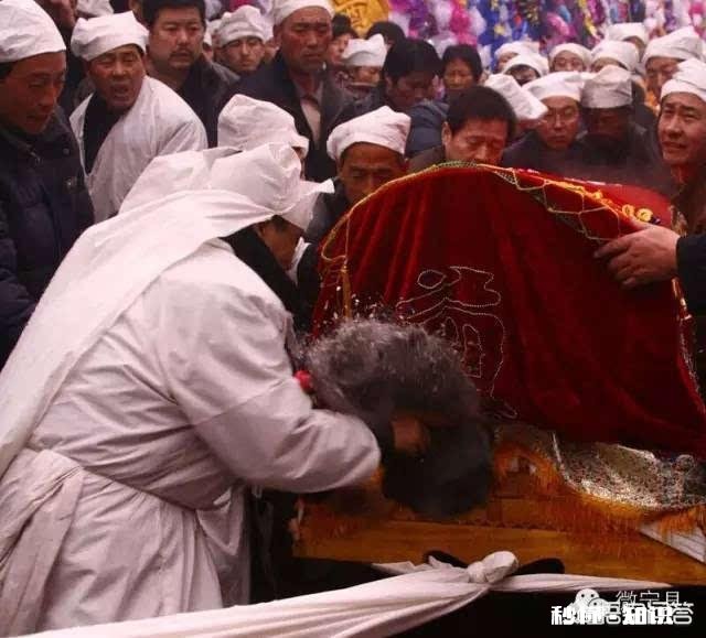 和老婆离婚了,老丈人去世有必要去吗